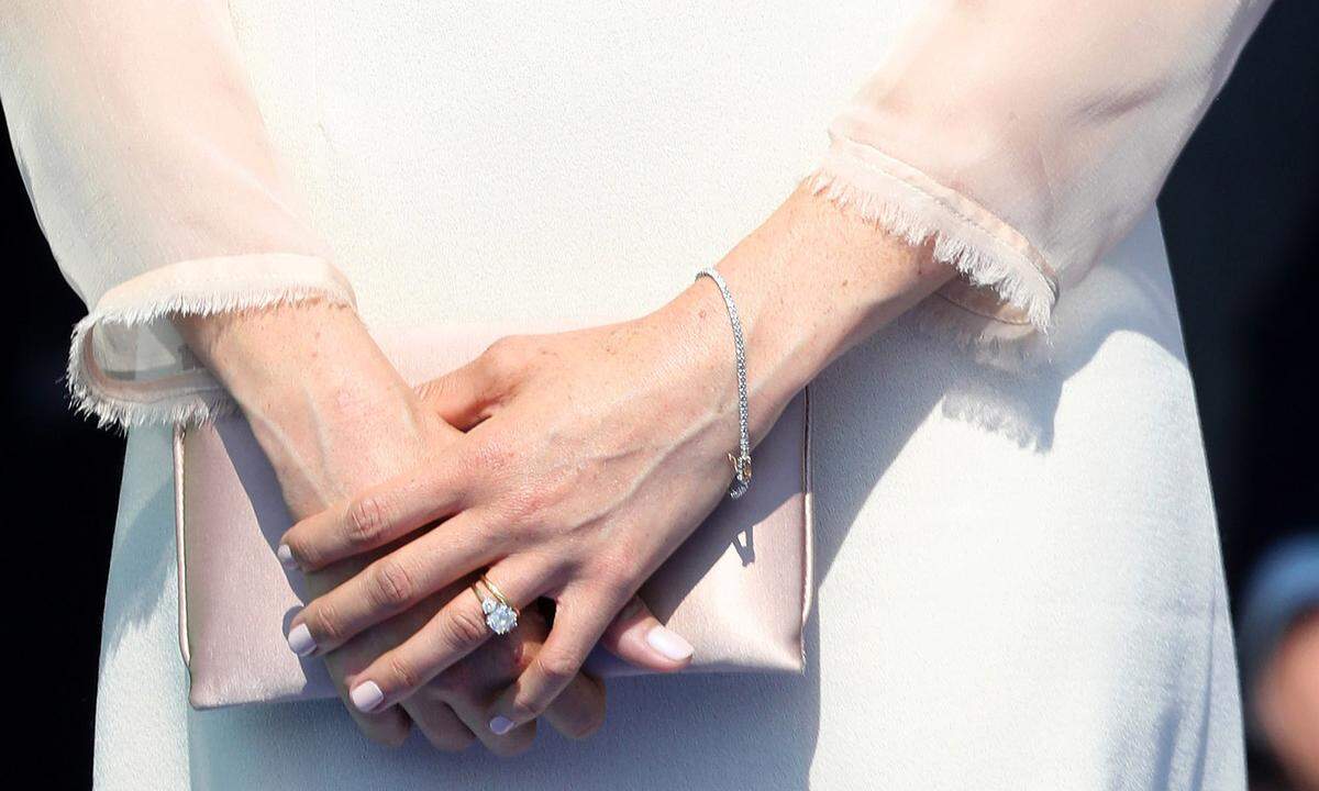 Als Andenken an diesen besonderen Tag besitzt die 37-Jährige ein silbernes Armband mit einem Diamantenkreuz. Ein Erinnerungsstück, das sie von Prinz Harry geschenkt bekam.