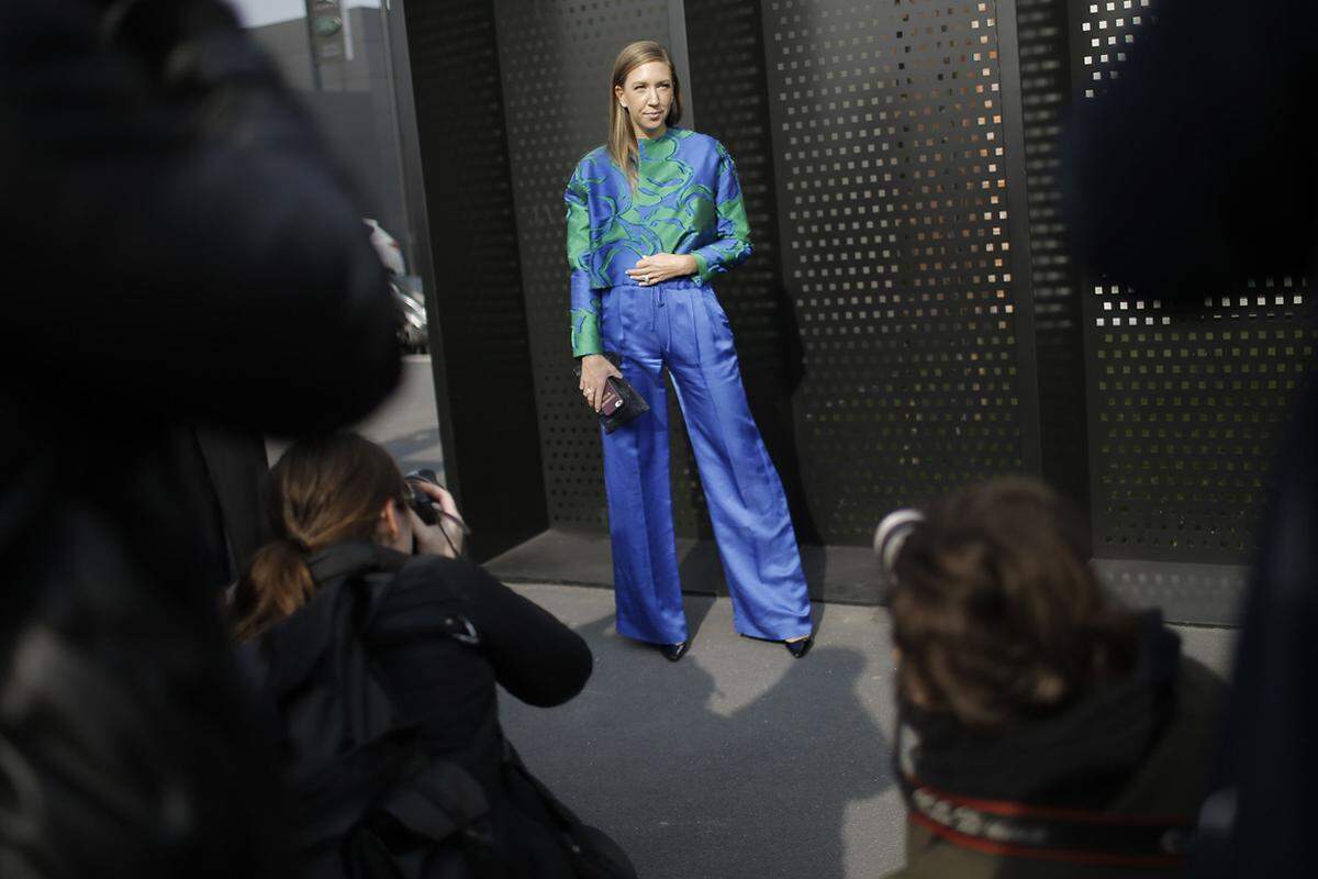 Umzingelt wie Prominente werden die Streetstyle-Stars von unzähligen Fotografen im Zuge der Mailänder Modewoche.