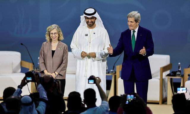  Sultan Ahmed Al Jaber, US-Unterhändler John Kerry und  Unep-Direktorin Inger Andersen bei der Weltklimakonferenz.