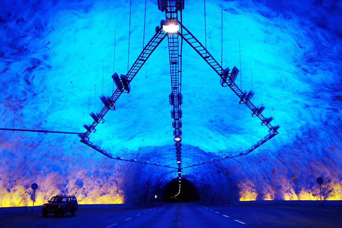 Der Lærdalstunnel in Norwegen ist mit 24,51 km der längste Straßentunnel der Welt, er verbindet die Orte Aurlandsvangen und Lærdalsøyri. Besonderheiten an diesem Tunnel sind die innovative Art der indirekten Beleuchtung (dem Tageslicht nachempfunden) sowie die leicht kurvige Streckenführung, die die Fahrer vor Ermüdung schützen soll. Das ist auch nötig, in der Röhre gibt es nämlich keine Notausgänge.