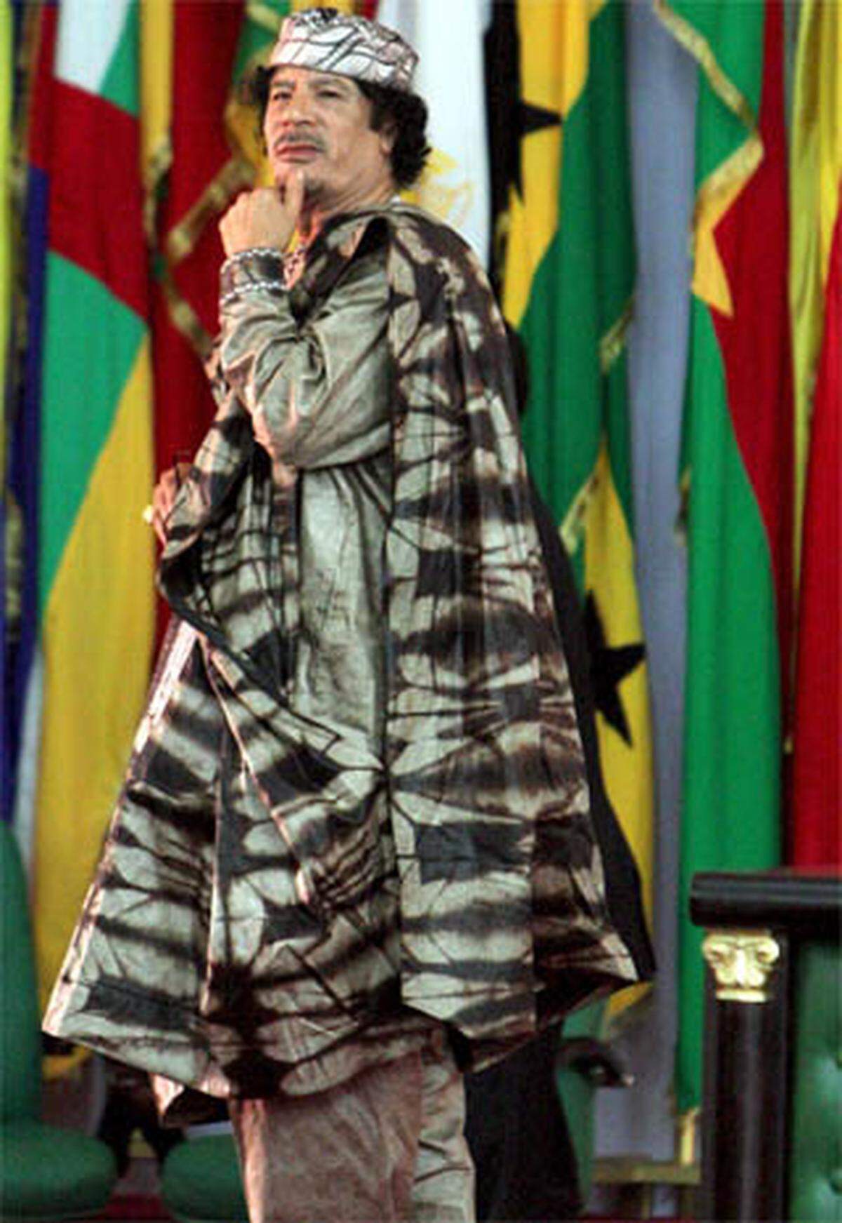 Kleider machen nicht nur Leute, sondern auch Politiker. Heutzutage haben sich auch die mächtigsten Männer und Frauen dem Modediktat zu unterwerfen, wenn sie sich nicht dem Spott der Öffentlichkeit aussetzen wollen. Doch nicht alle geben sich geschlagen: Einige Staatschefs verweigern sich hartnäckig jeder Stilberatung und pflegen ihren exzentrischen Look.Allen voran Libyens Staatschef Muammar Gaddafi: Seine psychedelischen Outfits sind zu seinem Markenzeichen geworden.