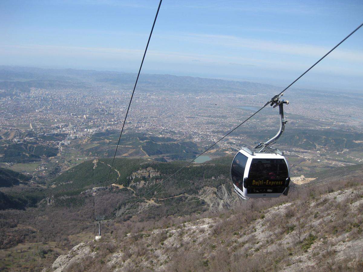 Ist es im Zentrum zu heiß, empfiehlt sich eine Seilbahnfahrt auf den Stadtberg Dajti (1613 Meter Seehöhe), einer der höchsten Gipfel der Krujakette (Skanderbeg-Gebirge), der heute als Nationalpark unter Schutz steht und als „Balkon von Tirana“ bezeichnet wird. Die Bahn ist von der österreichischen Firma Doppelmayr gebaut worden (2005). Die Bergstation serviert den in Albanien üblichen großartigen Espresso – was den Sommer auf jeden Fall schon einmal rettet.