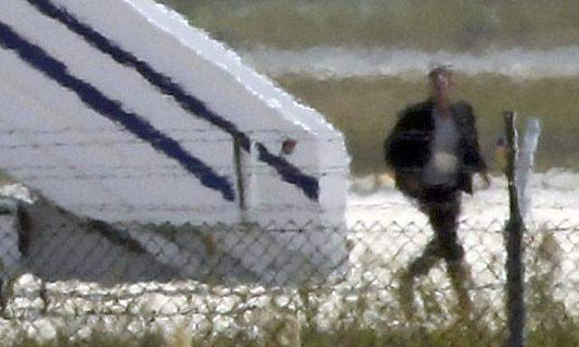 Auf diesem Bild soll der Entführer zu sehen sein, wie er die EgyptAir-Maschine verlässt.