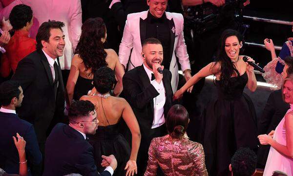 Die Oscar-Gala hatte mit einem musikalischen Einzug ins Dolby Theatre von Musiker und Schauspieler Justin Timberlake begonnen. Der 36-Jährige gab zum Auftakt mit Unterstützung zahlreicher Tänzer seinen Oscar-nominierten Ohrwurm "Can't Stop The Feeling" aus dem Animationsfilm "Trolls" sowie Bill Withers' Gute-Laune-Lied "Lovely Day" zum Besten und brachte die anwesenden Gäste im Saal damit zum Tanzen.