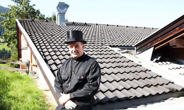 Martin Stiefmüller in seinem natürlichen Lebensraum: auf dem Dach eines Alpbacher Hauses. 
