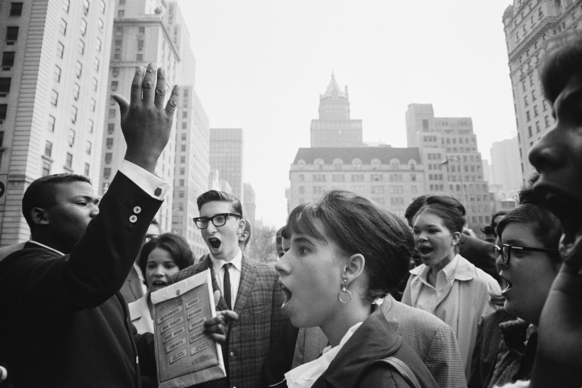 Demonstration gegen den Vietnamkrieg, New York, 1964 Anfang der 60er Jahre verließ Kubota Japan, er hatte eigentlich Politikwissenschaft studiert und nur durch Zufall eine Gruppe westlicher Magnum-Fotografen durch Tokio chauffiert. Ein Jahr später, 1962, ging er in die USA, er wollte Fotograf werden.