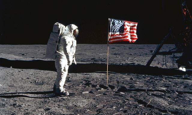 Die legendäre Mission Apollo 11 - mit der US-Flagge am Mond.