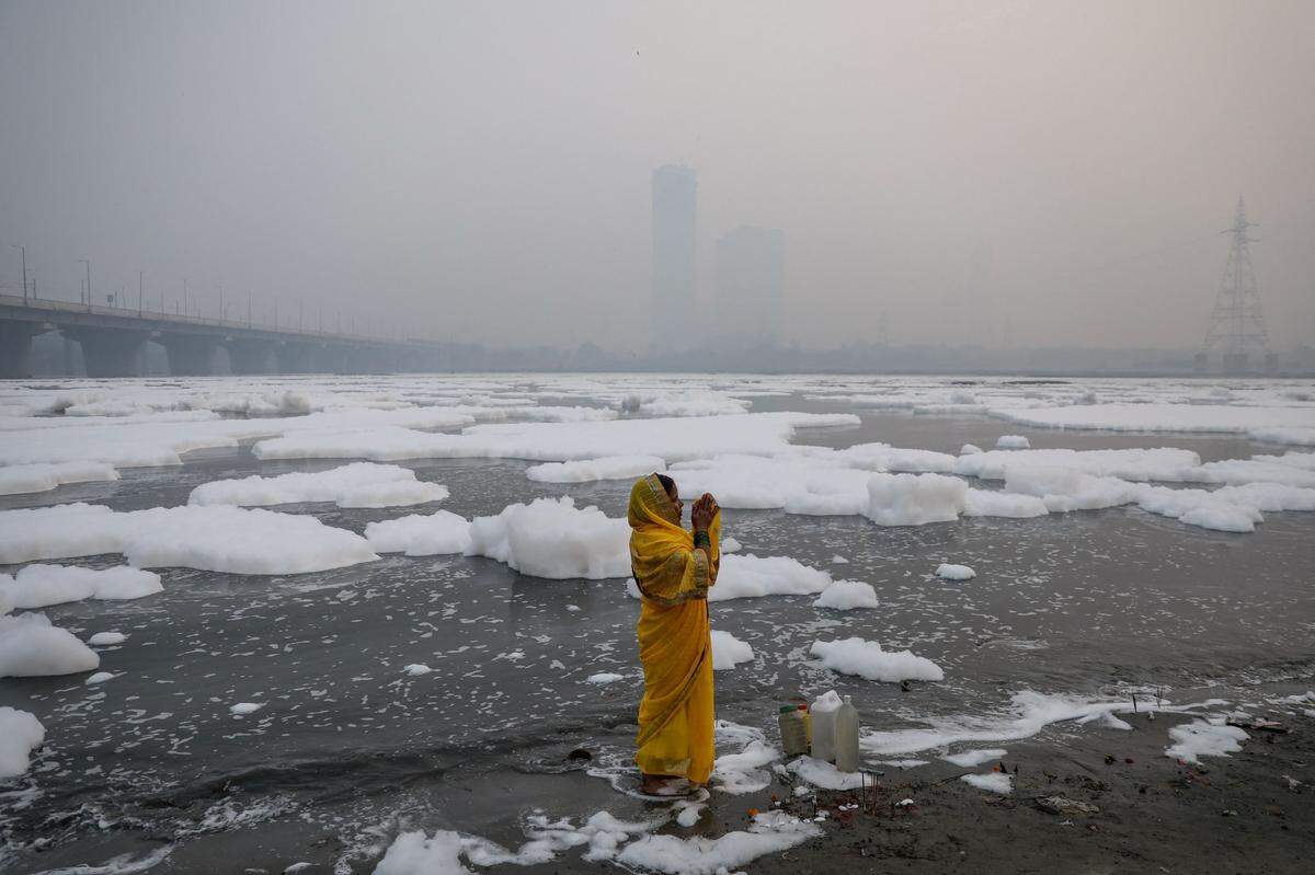 Und noch einmal Delhi: Eine Frau betet am Ufer des verschmutzten Flusses Yamuna.