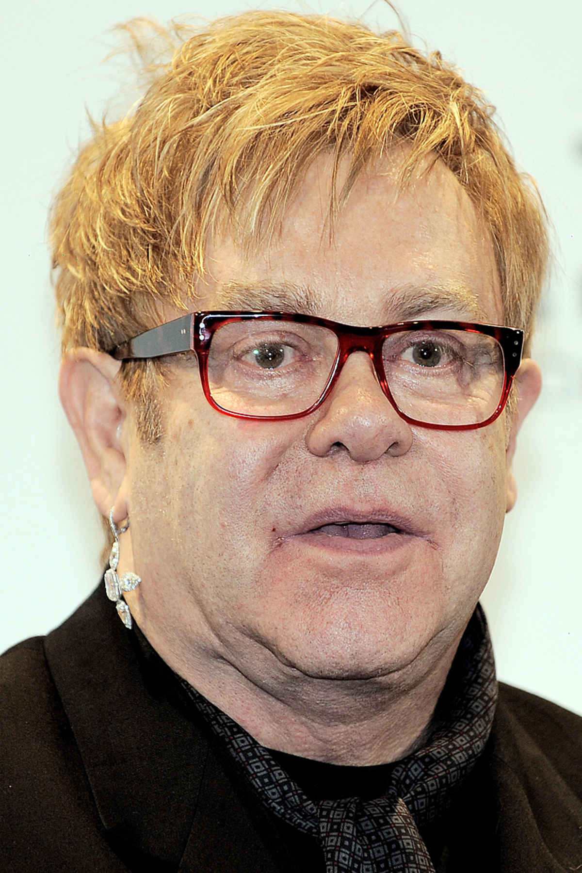 Auch Sir Elton John hat wilde Jahre hinter sich. In einem Interview meinte er: "Ich rauchte Joints, trank eine Flasche Whiskey und war dann drei Tage wach. Dann legte ich mich hin und schlief eineinhalb Tage lang". Insgesamt 16 Jahre soll John abhängig gewesen sein.