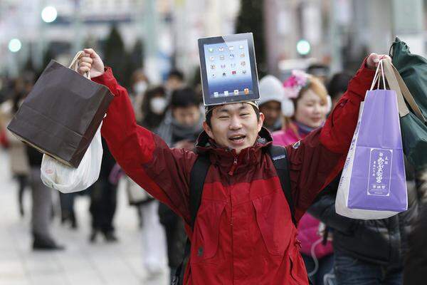 Mittlerweile zum gewohnten Bild zu Apple-Verkaufsstarts in Japan gehören die Stirnbänder mit Karton-Attrappen von iPad oder iPhone.