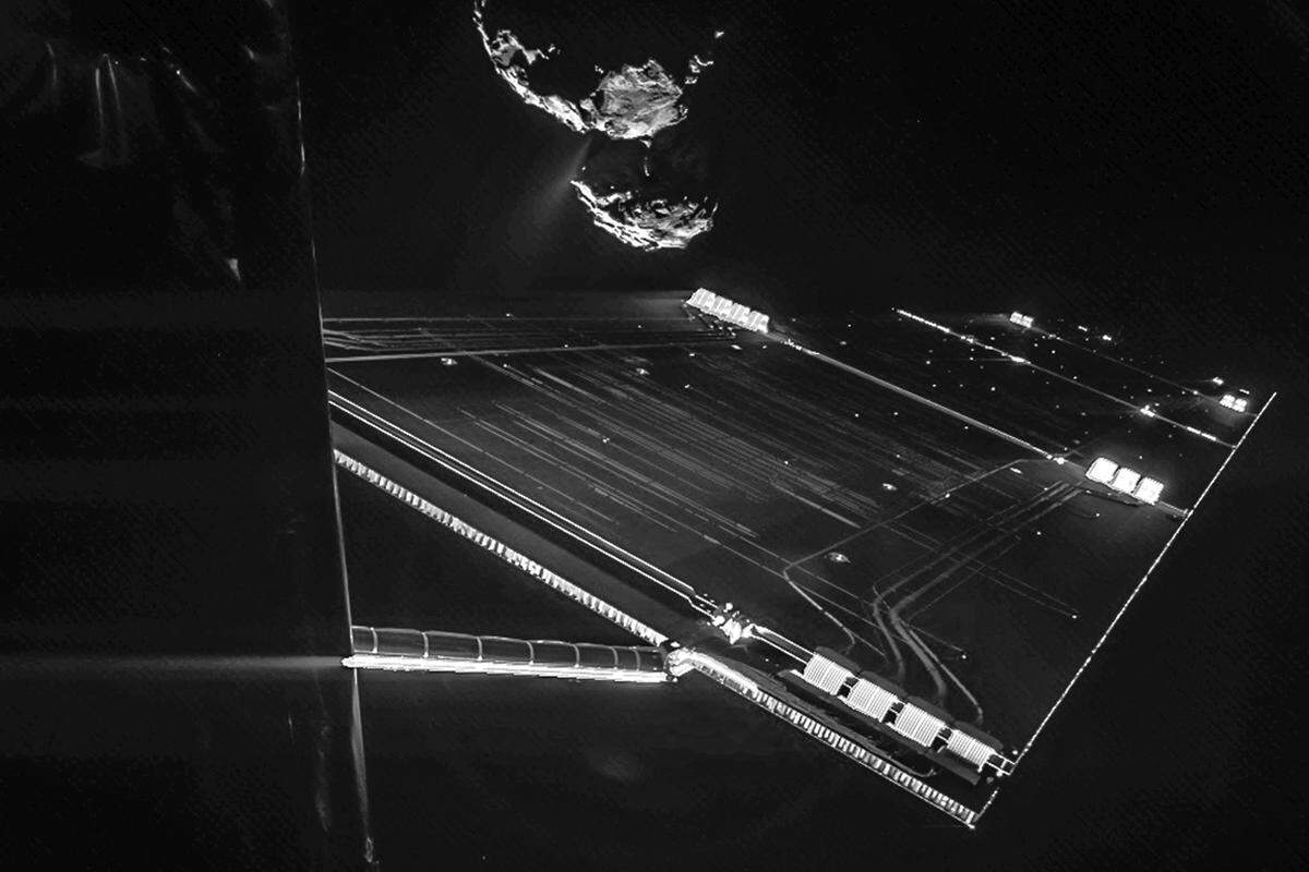 Das ist der Weg, den der Kometenlander "Philae" am Mittwoch zurückzulegen hatte. Das fliegende Labor koppelte sich 22,5 Kilometer von seinem auserkorenen Landeplatz entfernt von der Sonde "Rosetta" ab. Dieses Rosetta-"Selfie" zeigt die Distanz zum Kometen.