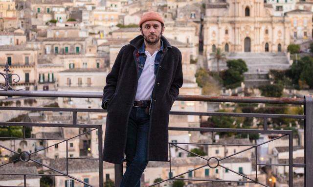 Singer-Songwriter und Wahlwiener Ian Fisher an seinem Sehnsuchtsort Sizilien. 
