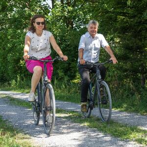 Justizministerin Alma Zadic (Grüne) und Vizekanzler Werner Kogler (Grüne) im Rahmen eines Besuches des Naturschutzgebiets „Auer Ried“ am 20. Juli 2023 in Lustenau.
