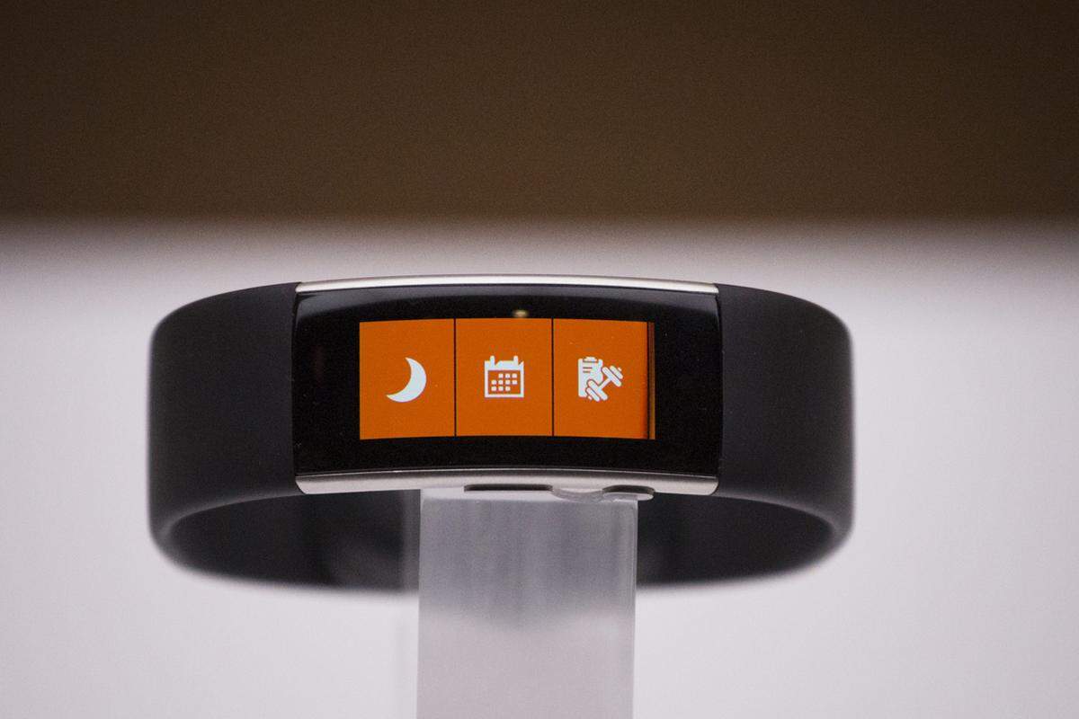 Zu guter Letzt gab es auch ein neues Fitnessband von Microsoft. Das Wearable verfügt im Vergleich zu seinem Vorgänger über ein gebogenes Display und natürlich allerhand Sensoren: UV-, Licht und Lagesensor. In Kombination können diese Sensoren mehr als nur Schritte zählen. Damit lassen sich nämlich auch Messungen beim Schwimmen, Radfahren, Workout und beim Golf durchführen.