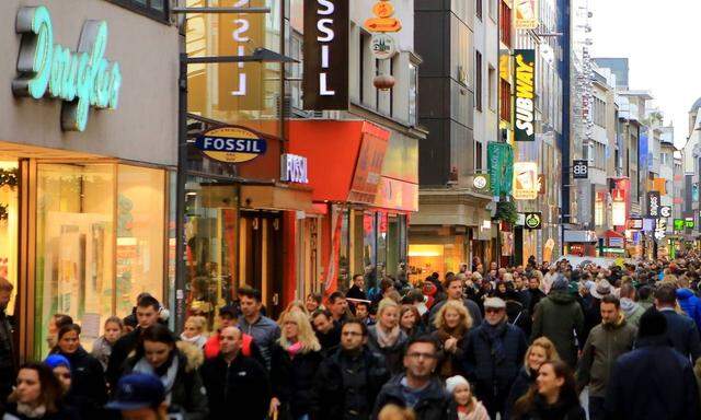 Viele nutzten den verkaufsoffenen Sonntag in der Koelner Innenstadt zum Bummeln und zum Shoppen wie h