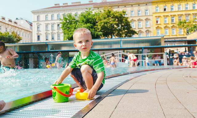 Den dreijährigen Felix macht das Wasser noch ein wenig skeptisch – aber zum schnellen Abkühlen reicht das kleine Familienbad in Penzing.