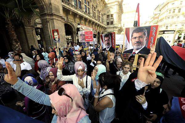Mit erhobenen vier Fingern, zum Zeichen ihrer Solidarität mit den Mursi-Sympathisanten in Kairo, riefen die Demonstranten: "Wir sind alle Mursi", "Sisi weg mit dir" sowie "Freiheit und Demokratie für Ägypten".