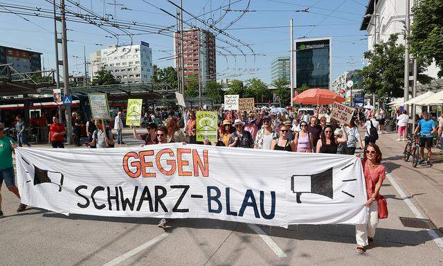 Eine Demonstration gegen die neue Landesregierung zog am Pfingstmontag durch die Straßen Salzburgs.