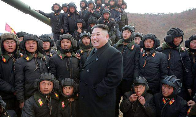 Machthaber Kim Jong-un mit Soldaten.