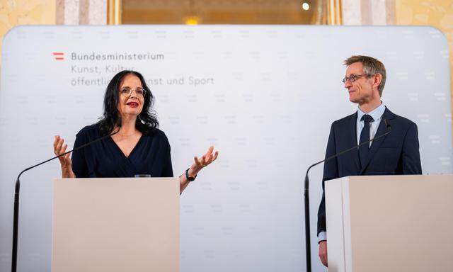 Kulturstaatssekretärin Andrea Mayer (Grüne) und Kunsthistoriker Ralph Gleis bei der Präsentation der neuen Albertina-Direktion.