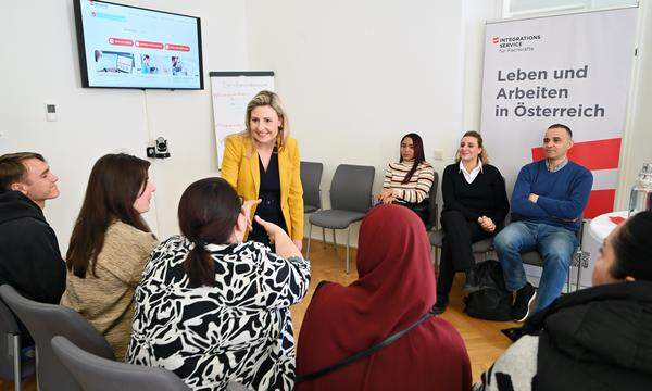 Integrationsministerin Susanne Raab (ÖVP) besuchte ein Seminar im Integrationsservice.
