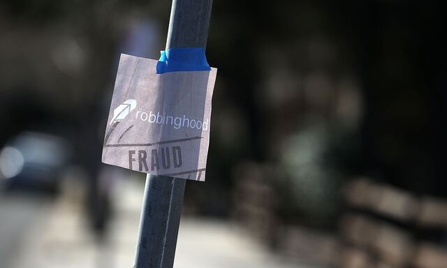 Ein Zettel mit der Aufschrift "Robinhood-Betrug" hängt vor dem Robinhood-Hauptquartier in Menlo Park, Kalifornien.