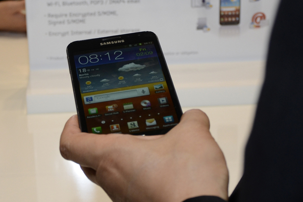 Darüber, ob es zwischen Smartphone und Tablet wirklich eine Lücke gibt, kann man vermutlich streiten. samsung hat sie mit dem Note trotzdem vorsichtshalber geschlossen. Eigentlich handelt es sich bei dem 5,3-Zoller aber um ein Smartphone mit ein paar Besonderheiten.