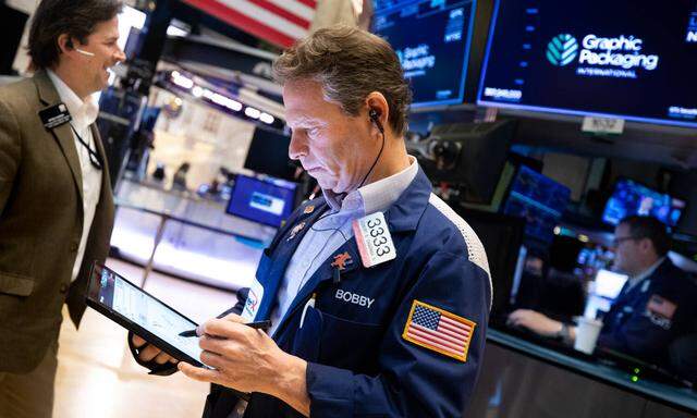 USA, Handel an der Boerse in New York  (220222) -- NEW YORK, Feb. 22, 2022 -- A trader works at the New York Stock Exchan