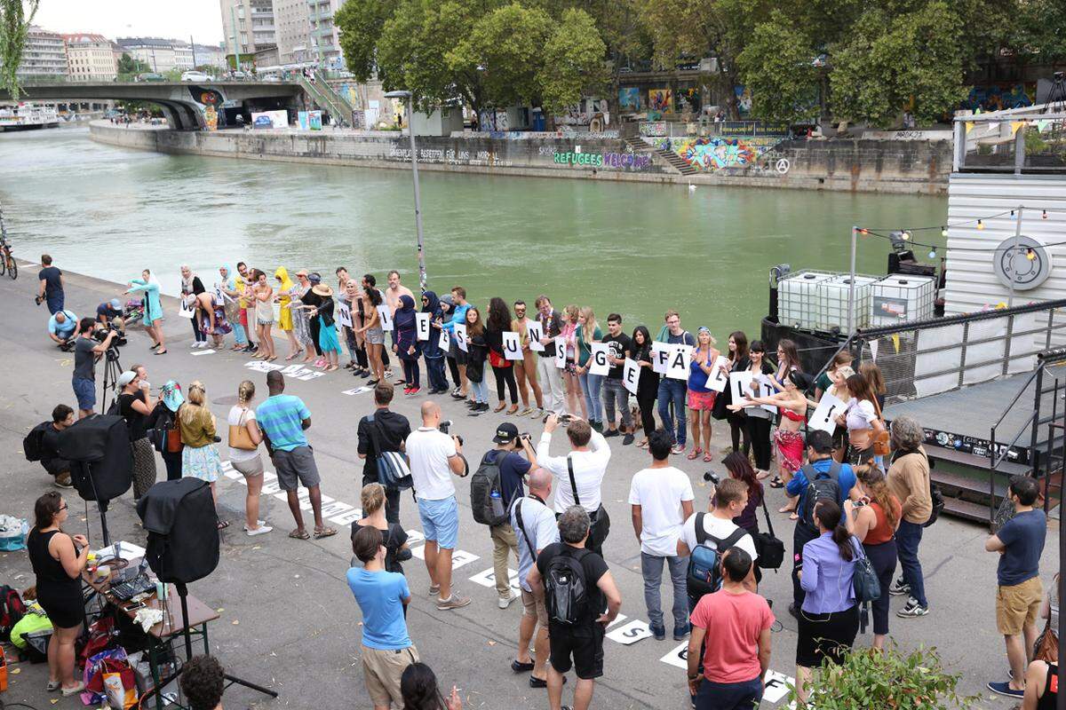 „Schwimmen, wie es uns gefällt." Unter diesem Motto stand ein Aufruf, Montagabend zum Wiener Badeschiff zu kommen.