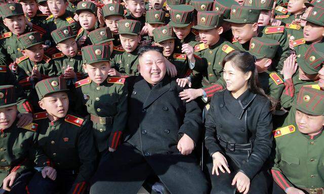 Er schafft es, die Aufmerksamkeit der ganzen Welt auf sich zu ziehen: Diktator Kim Jong-un mit Kindern einer Eliteschule. 