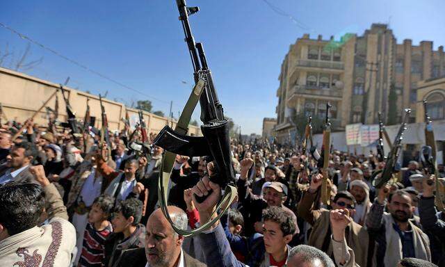 Anhänger der Houthi-Milizen im Jemen feiern den Abgang der Regierung Trump.