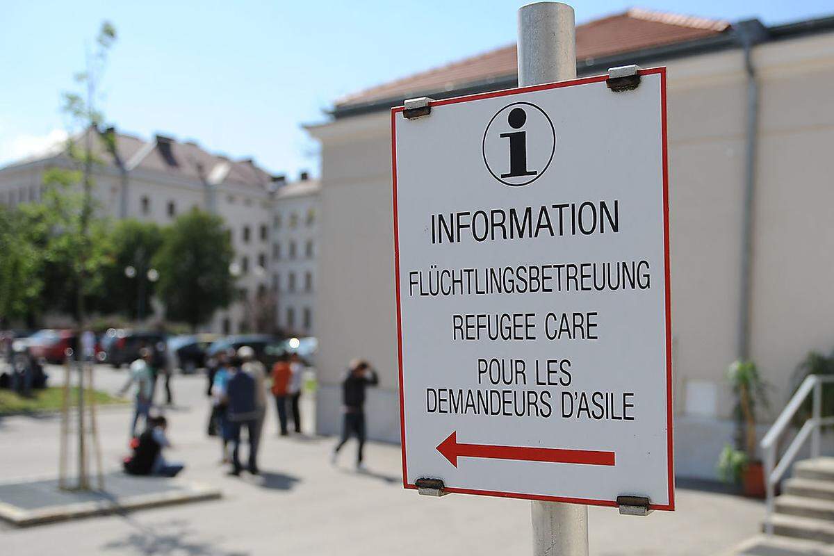 SOLL   Die Opposition wehrte sich, aber SPÖ und ÖVP hielten dann doch zusammen: Im Mai beschloss das Parlament eine Reform des Asylrechts. Die Erstprüfung und Erstversorgung von Flüchtlingen findet demnach nicht nur in Traiskirchen (Niederösterreich) und Thalham (Oberösterreich) statt, sondern in ganz Österreich. Sieben sogenannte Verteilerzentren teilen sich die Aufgabe und sollen zu einer fairen Aufteilung beitragen.