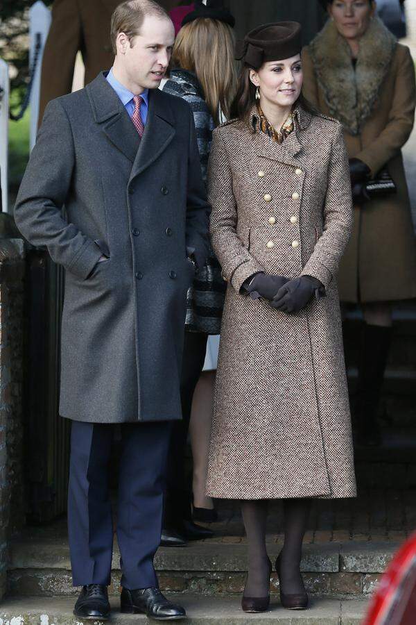 So sah ihr Weihnachtsoutfit aus: in der Sandringham Chruch trug die Herzogin einen hellbraunen Tweed-Mantel im 70er-Jahre-Look und passend dazu ein Samt-Hütchen.