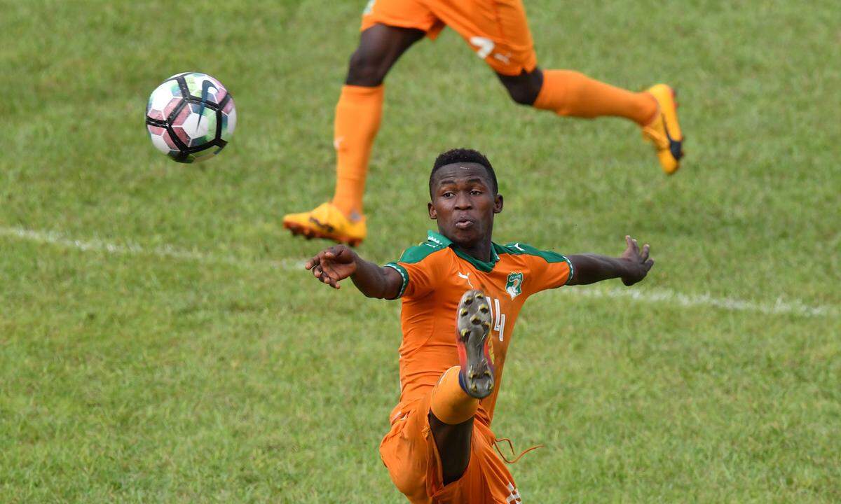 Der Ivorer Edgard Dakoi wird beim Spiel gegen Marokko nur scheinbar übersprungen.