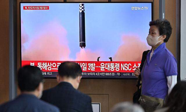 Im südkoreanischen Fernsehen werden Bilder vom Raketentest des nördlichen Nachbarns gezeigt.