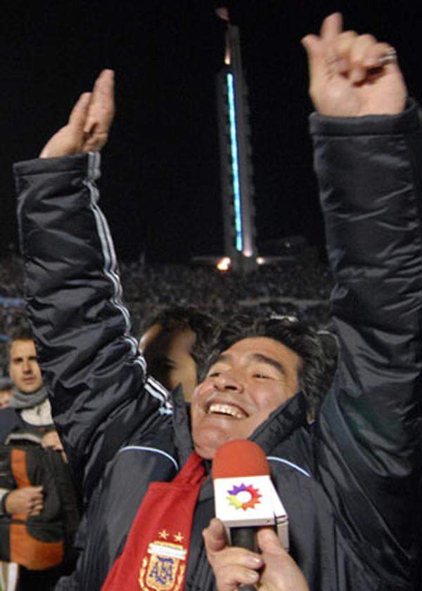 Maradona blieb aber und schaffte in letzter Minute noch die Qualifikation für die WM. Im Siegestaumel bedachte er seine Kritiker mit vulgären Äußerungen und Gesten, weswegen ihn die Fifa für zwei Monate sperrte.