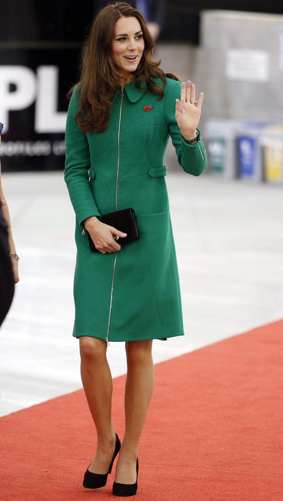 Tag 6 der Reise verbrachten William und Kate in Waikato im Norden der Insel. Prinz William hatte einen Termin im Firmengebäude von Pacific Aerospace, Kate besuchte das Kinderhospiz Rainbow Place. Die Herzogin strahlte in einem grasgrünen Mantel von Erdem