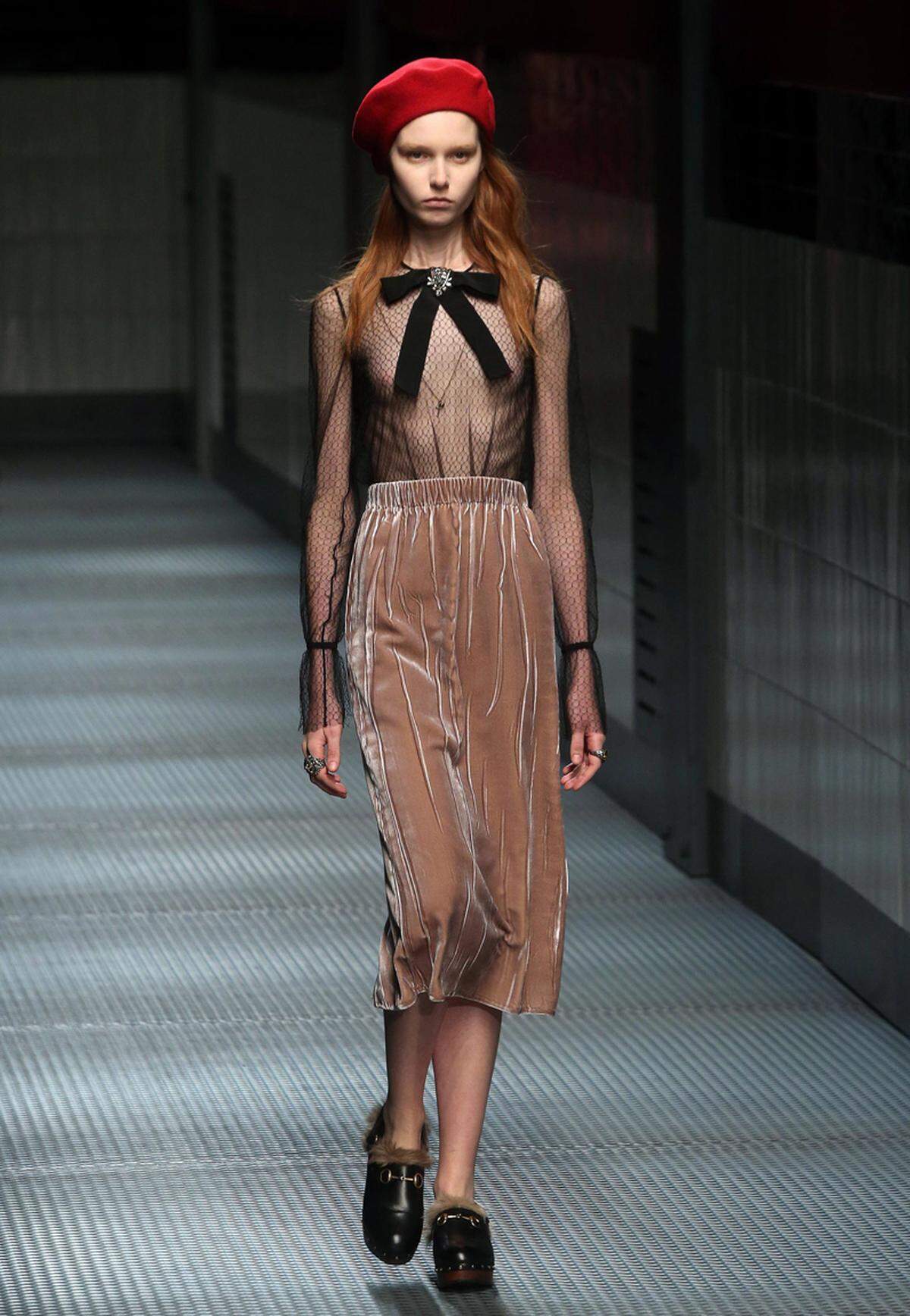 Designer Alessandro Michele hat auf der Mailänder Fashion Week seine erste Damenkollektion für Gucci präsentiert.Gucci