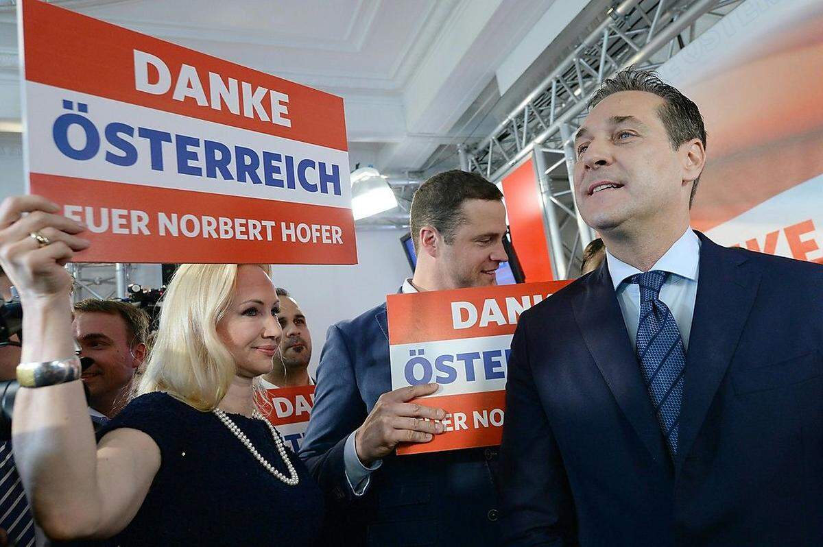 FPÖ-Chef Heinz-Christian Strache ist zuversichtlich, dass sein freiheitlicher Kandidat als Sieger aus der Bundespräsidentenwahl hervorgehen wird. "Wir hoffen und glauben daran, dass am Ende Norbert Hofer die Mehrheit der Österreicher auf seiner Seite haben wird".