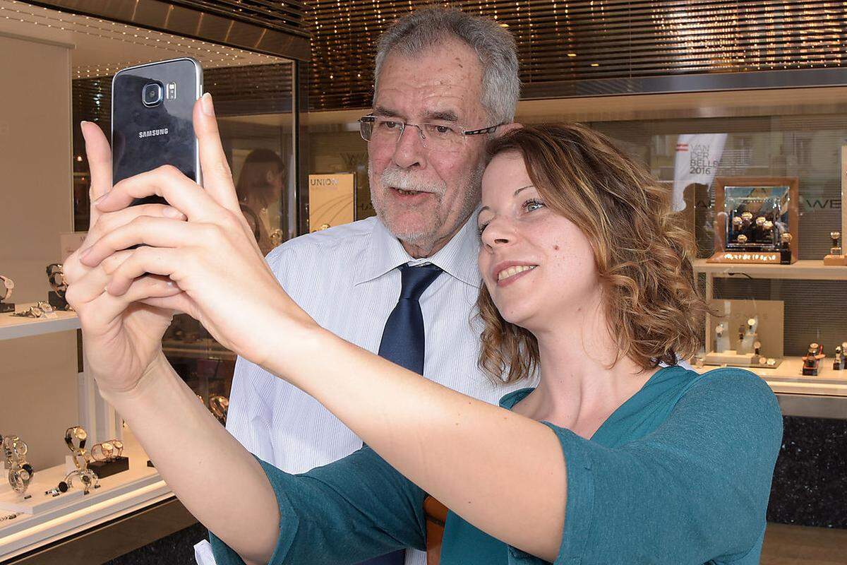 Sonst ist Van der Bellen so, wie er eben ist. Leise und zurückhaltend. Immer wieder wird er von seinem Sprecher darauf aufmerksam gemacht, dass wieder ein paar Leute da seien, um ein Selfie mit ihm zu machen. Van der Bellen lässt das alles freundlich über sich ergehen. Der Andrang ist aber ohnehin bescheiden.