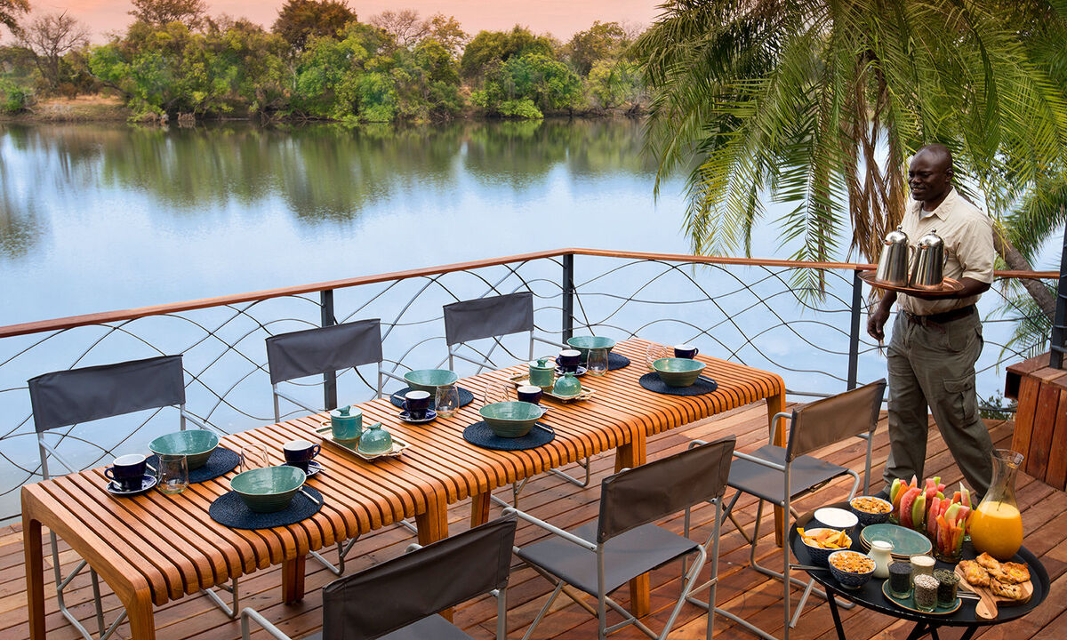 Aussichtsreich. Beim Dinner direkt am Sambesi kann man Hippos beobachten.