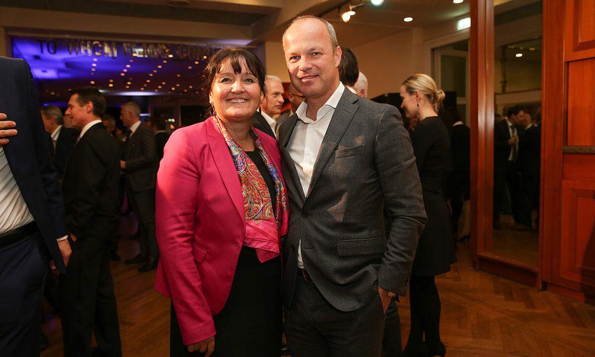 Die Zweite Landtagspräsidentin Manuela Khom mit Styria Media-CEO Markus Mair.