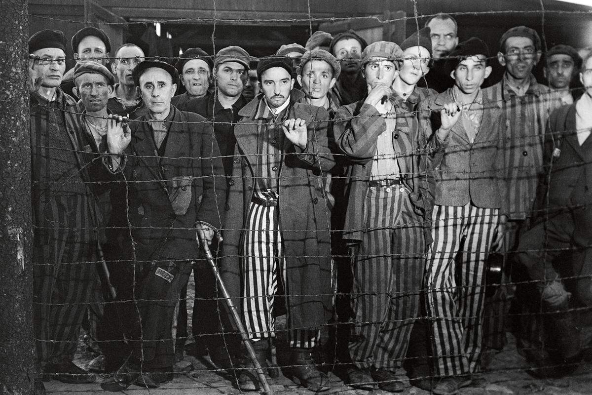 Das Konzentrationslager war ursprünglich Haftort für politische Gegner des NS-Regimes, entwickelte sich während des Zweiten Weltkriegs aber zum Arbeitslager für die nahegelegene Rüstungsindustrie. In Buchenwald starben etwa 56.000 Menschen, in der eigens installierten "Genickschussanlage" wurden an die 8000 sowjetische Kriegsgefangene exekutiert.Am 11. April 1945 fand die 3. US-Armee circa 21.000 Internierte, darunter 900 Kinder und Jugendliche vor.