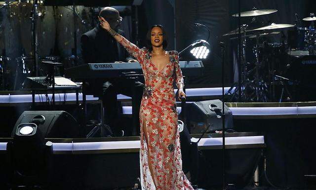 Singer Rihanna performs ´Say You, Say Me´ at the 2016 MusiCares Person of the Year gala in Los Angeles