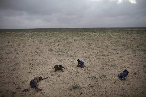Ed Ou, Kanada, Reportage by Getty Images Flucht aus Somalia: Vier Flüchtlinge schlafen in der Wüste im strömenden Regen auf dem Weg nach Jemen am 15. März