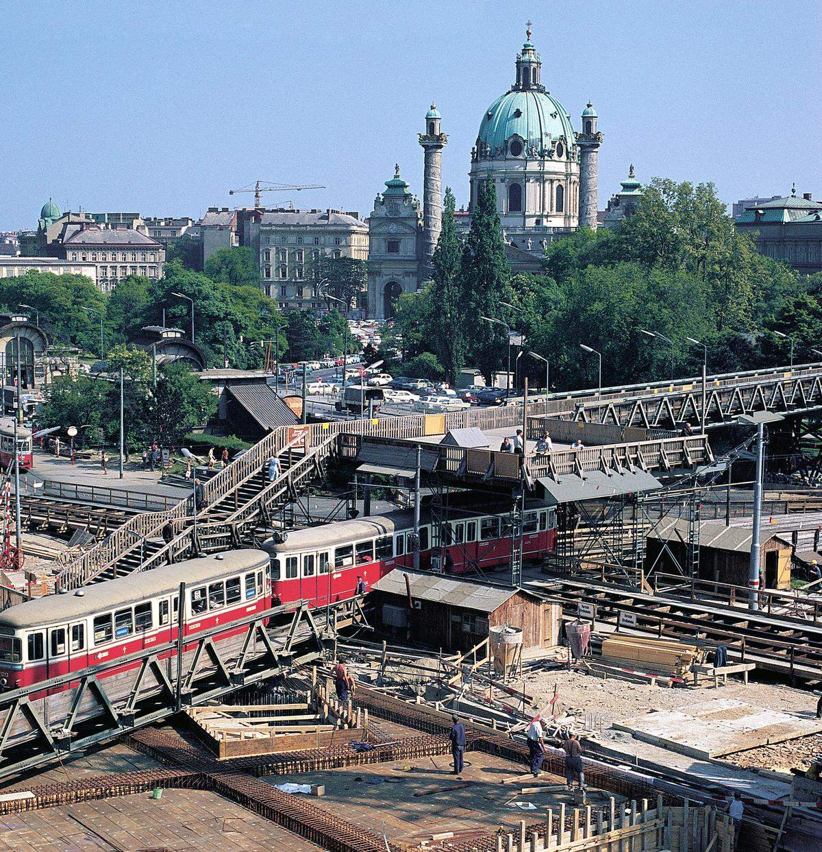 Der Bau brachte für mehrere Jahre unter anderem Löcher für das Stadtbild. Über die Großbaustelle am Karlsplatz führte ein Fußgängerübergang samt Aussichtsplattform, die von den Wienern in Anspielung auf Bürgermeister Bruno Marek scherzhaft "Marek-Loge" genannt wurde.