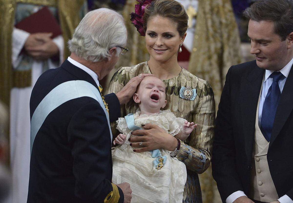 Prinz Nicolas Paul Gustaf kam dann auch in einem Stockholmer Vorort zur Welt - wenige Tage nach der Hochzeit seines Onkels Prinz Carl Philip mit Sofia Hellqvist im Juni 2015.