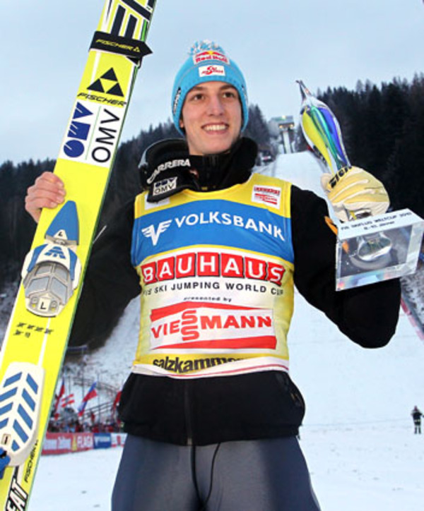 Den Sieg bei der Vierschanzentournee 2009/10 muss Schlierenzauer seinem Landsmann Andreas Kofler überlassen, doch beim Skifliegen am Kulm schreibt der Tiroler erneut Geschichte: Schlierenzauer gewinnt sein siebentes Skifliegen und führt die Bestenliste nun allein vor dem Finnen Matti Nykänen und dem Polen Adam Malysz (je 6) an.