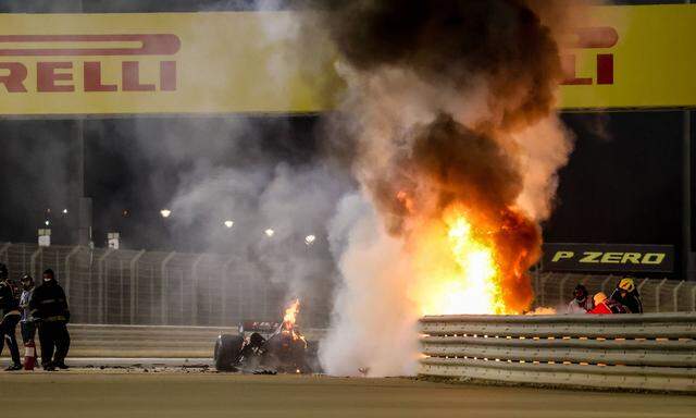 Motorsports: FIA Formula One World Championship, WM, Weltmeisterschaft 2020, Grand Prix of Bahrain, A fire is pictured