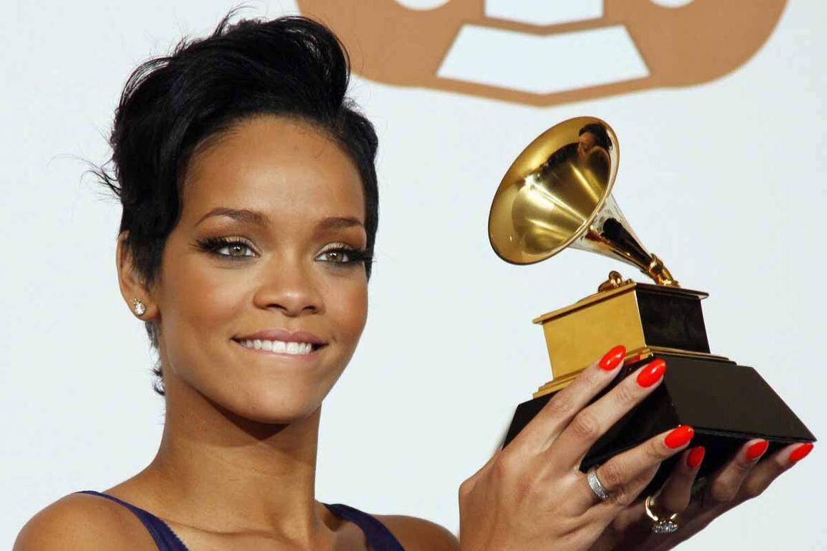 Mittlerweile hat Rihanna sieben Grammys zuhause und gehört mit weltweit mehr als 30 Millionen verkauften Tonträgern zu den erfolgreichsten weiblichen Popstars.